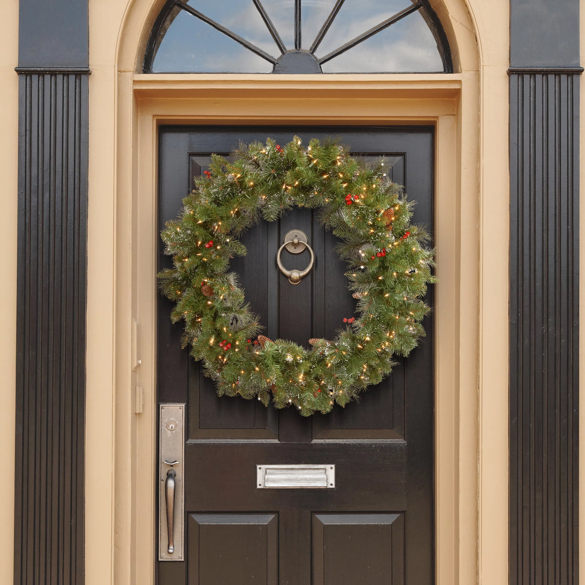Pre-Lit Artificial Christmas Wreath N570