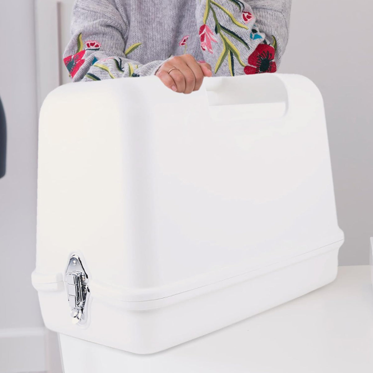Heavy Duty Sewing Machine with Universal Hard Carrying Case R9138