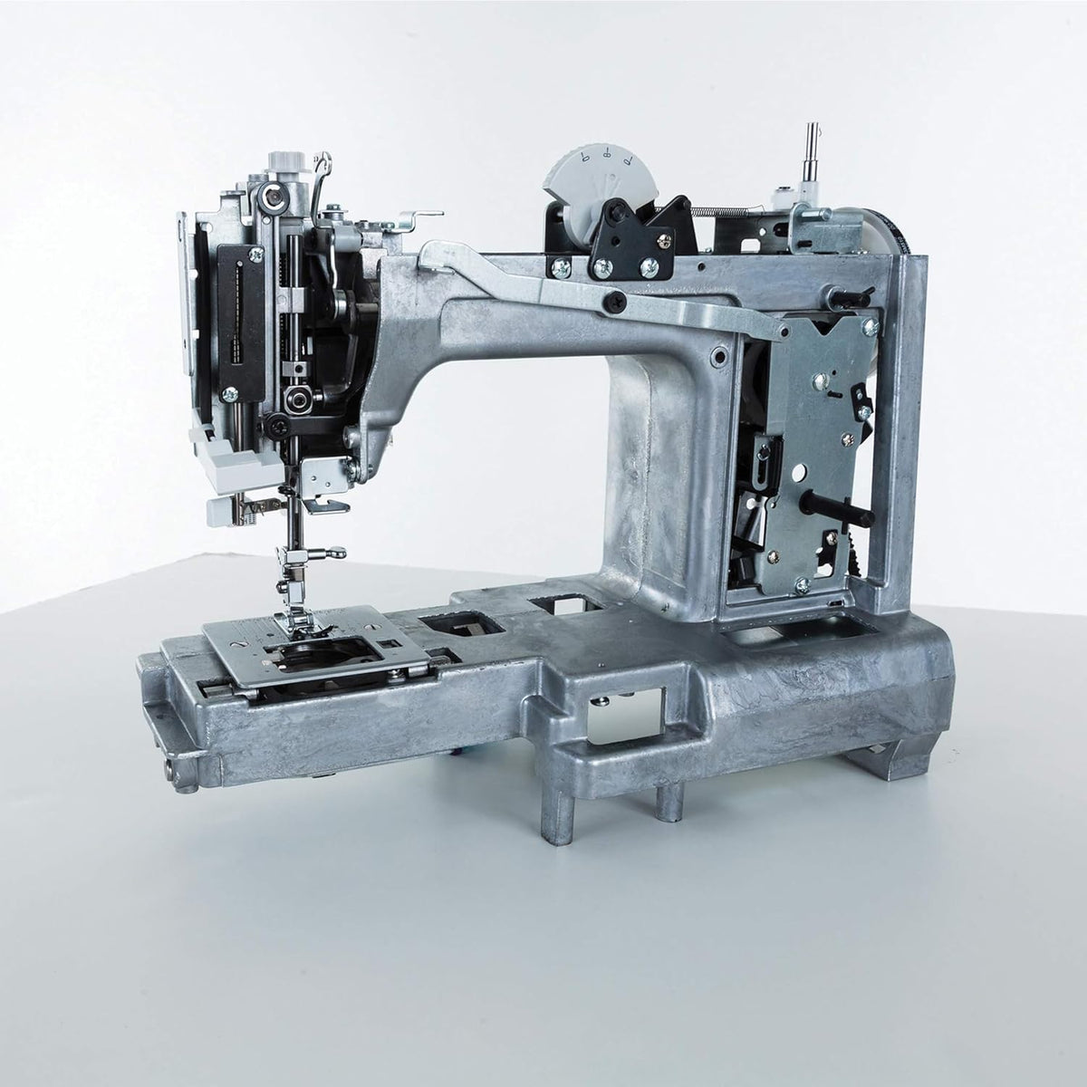 Heavy Duty Sewing Machine with Universal Hard Carrying Case R9138