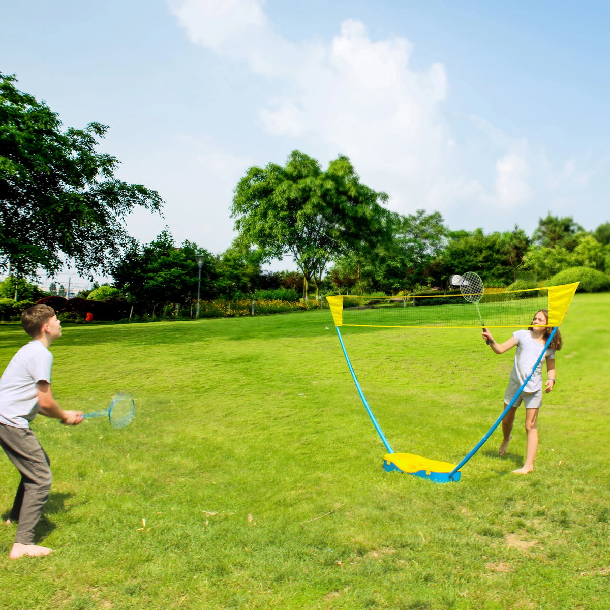 Outdoor Badminton Set with Net Rackets and Birdies K894802